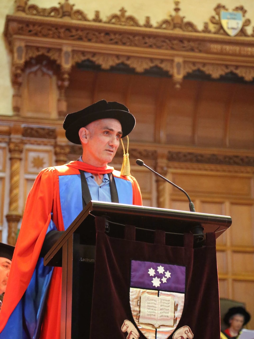 Paul Kelly accepts honorary degree