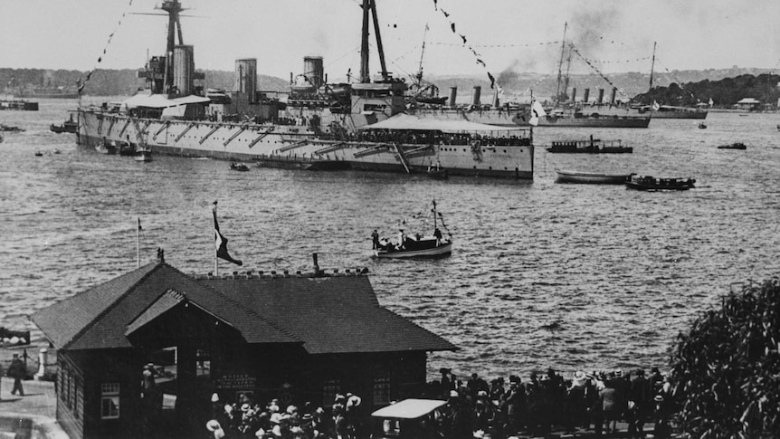 Crowds watch as the RAN fleet arrives in Sydney Harbour in 1913