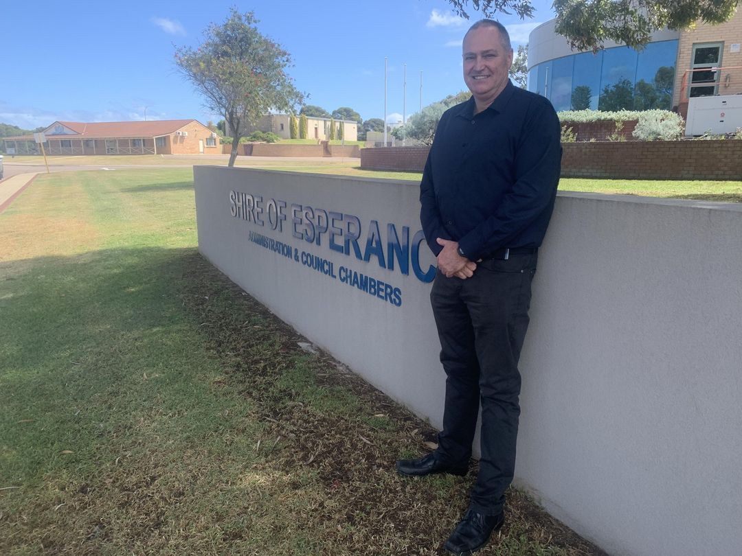 Esperance business owners fed up with patchy Telstra service during peak tourist season ABC News