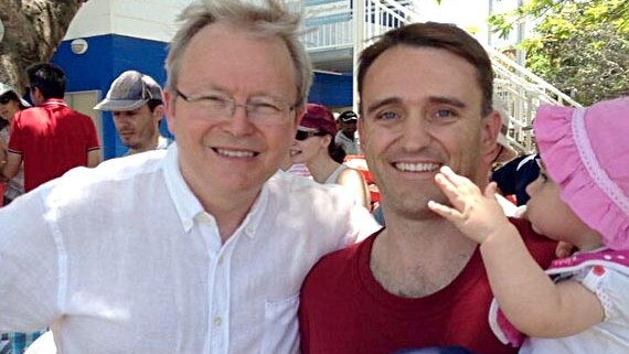 Kevin Rudd poses for a photo with Des Hardman.