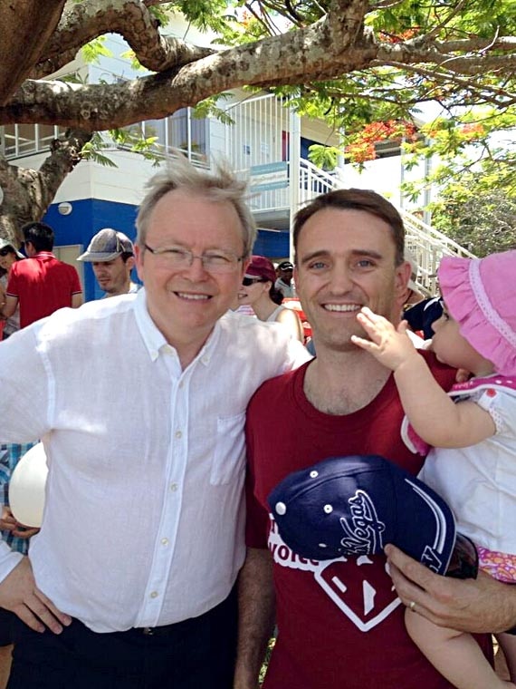 Kevin Rudd poses for a photo with Des Hardman.