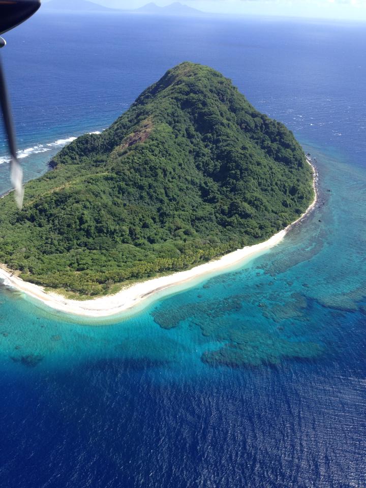 Необитаемый остров в океане