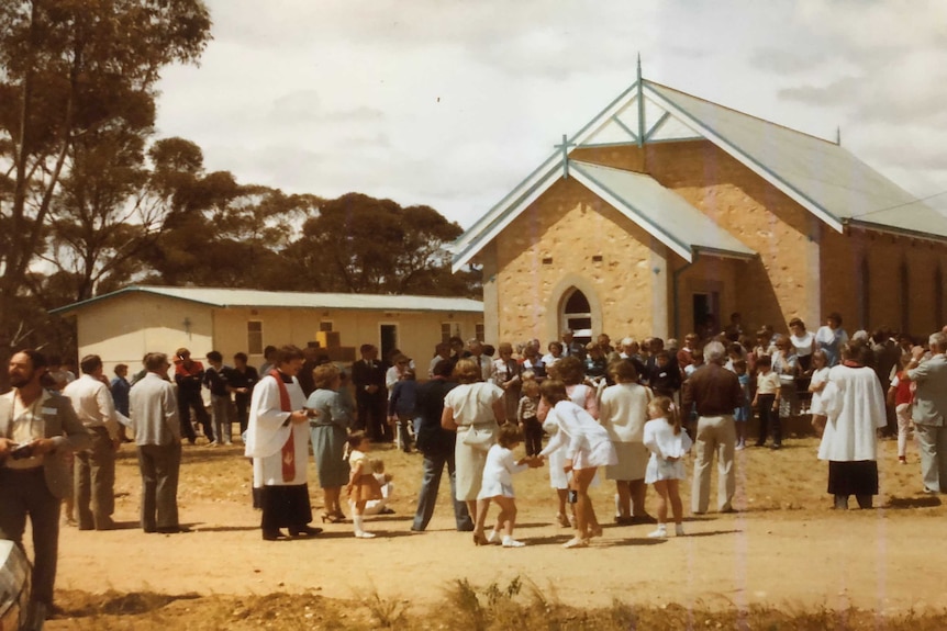 A large congregation attends the final service at the Alawoona Lutheran Church in June, 1995.