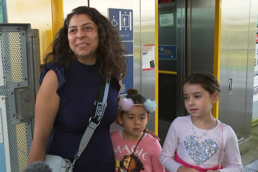 珍妮·罗德里格斯和她的两个女儿在火车站。
