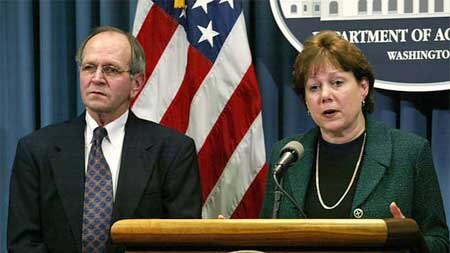 US officials Ann Veneman and Bill Hawks brief reporters on the mad cow discovery.