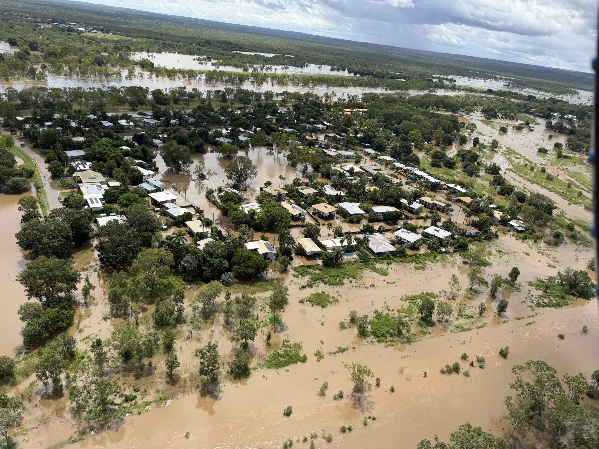 Katherine experiences worst flooding in 28 years as residents wake to survey damage