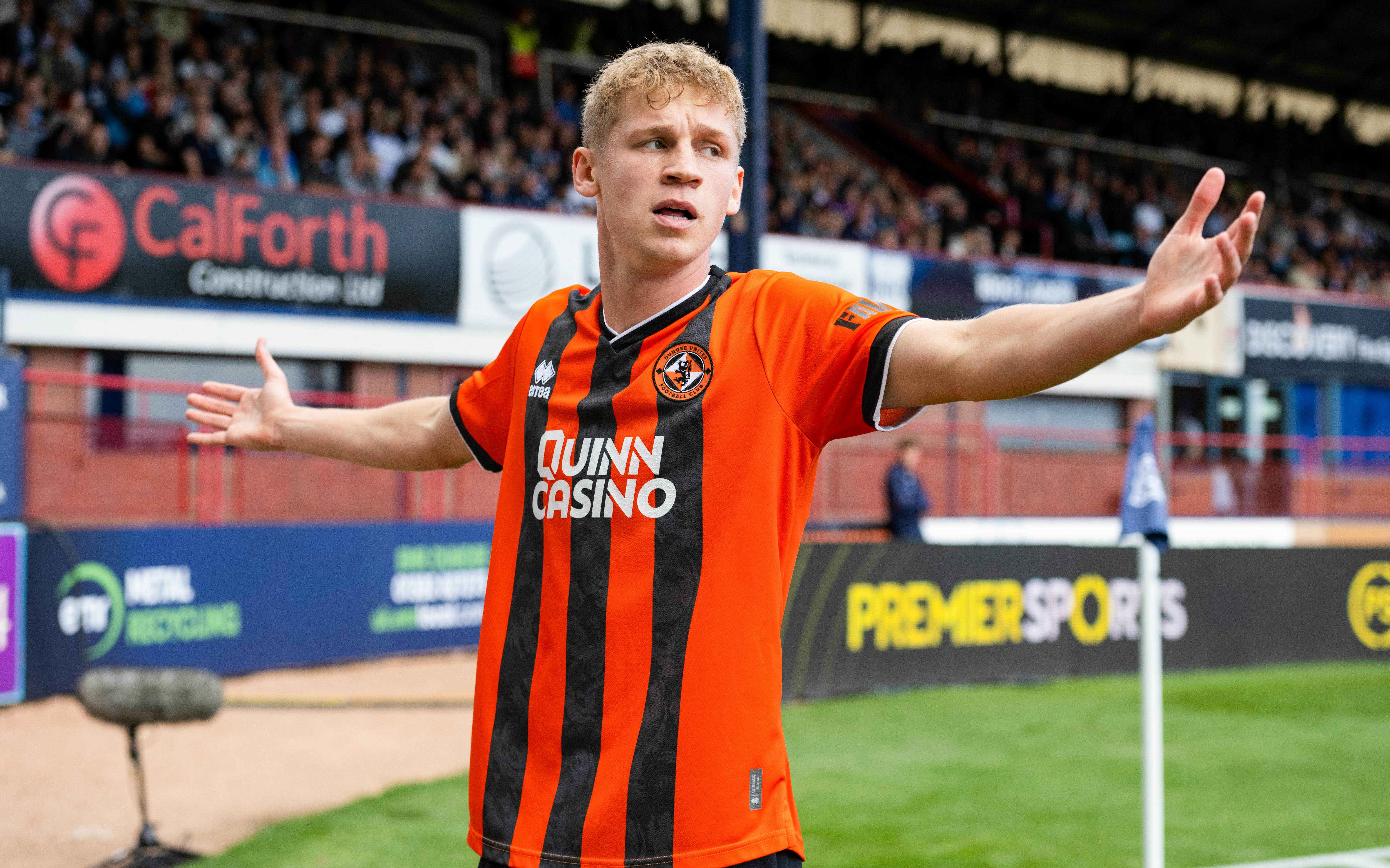 Zac Sapsford, do Dundee United, comemora gol