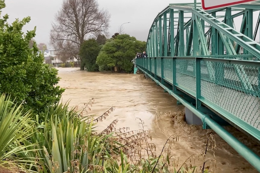 Le acque di piena scorrono sotto il ponte.