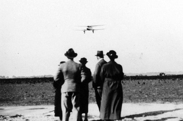 Mail plane lands at Mount Gambier in 1930
