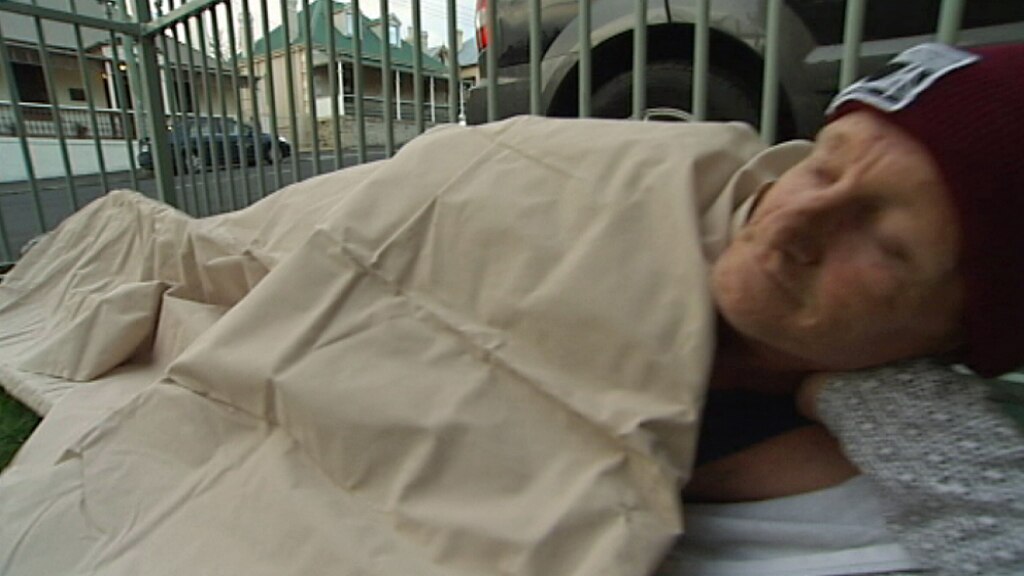 Charities hand out swags as Hobart's homeless struggle to find a bed ABC News