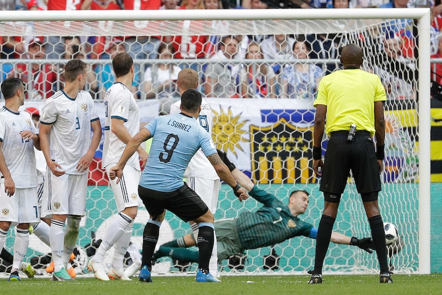 World Cup Uruguay Downs Russia To Top Group A After Goals By Luis Suarez And Edinson Cavani Abc News