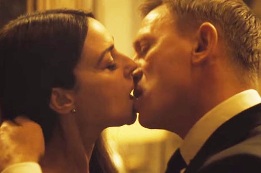 Daniel Craig and Monica Bellucci kiss
