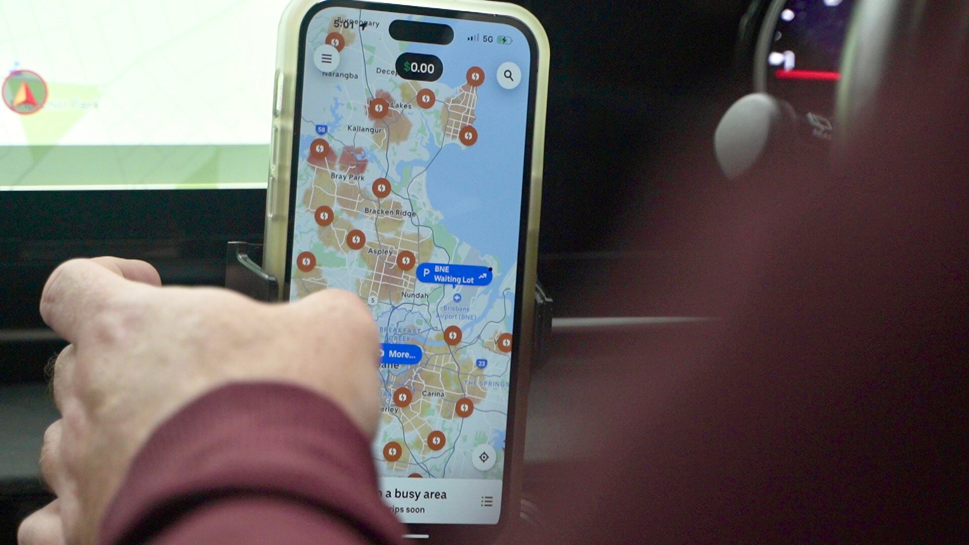 Área concurrida en el mapa de Brisbane en la aplicación Uber, que se muestra con sombreado ridículo e íconos de relámpagos rojos