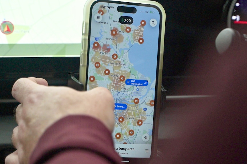 Área ocupada en el mapa de Brisbane en la aplicación Uber, que se muestra con sombreado riddish e íconos de relámpagos rojos