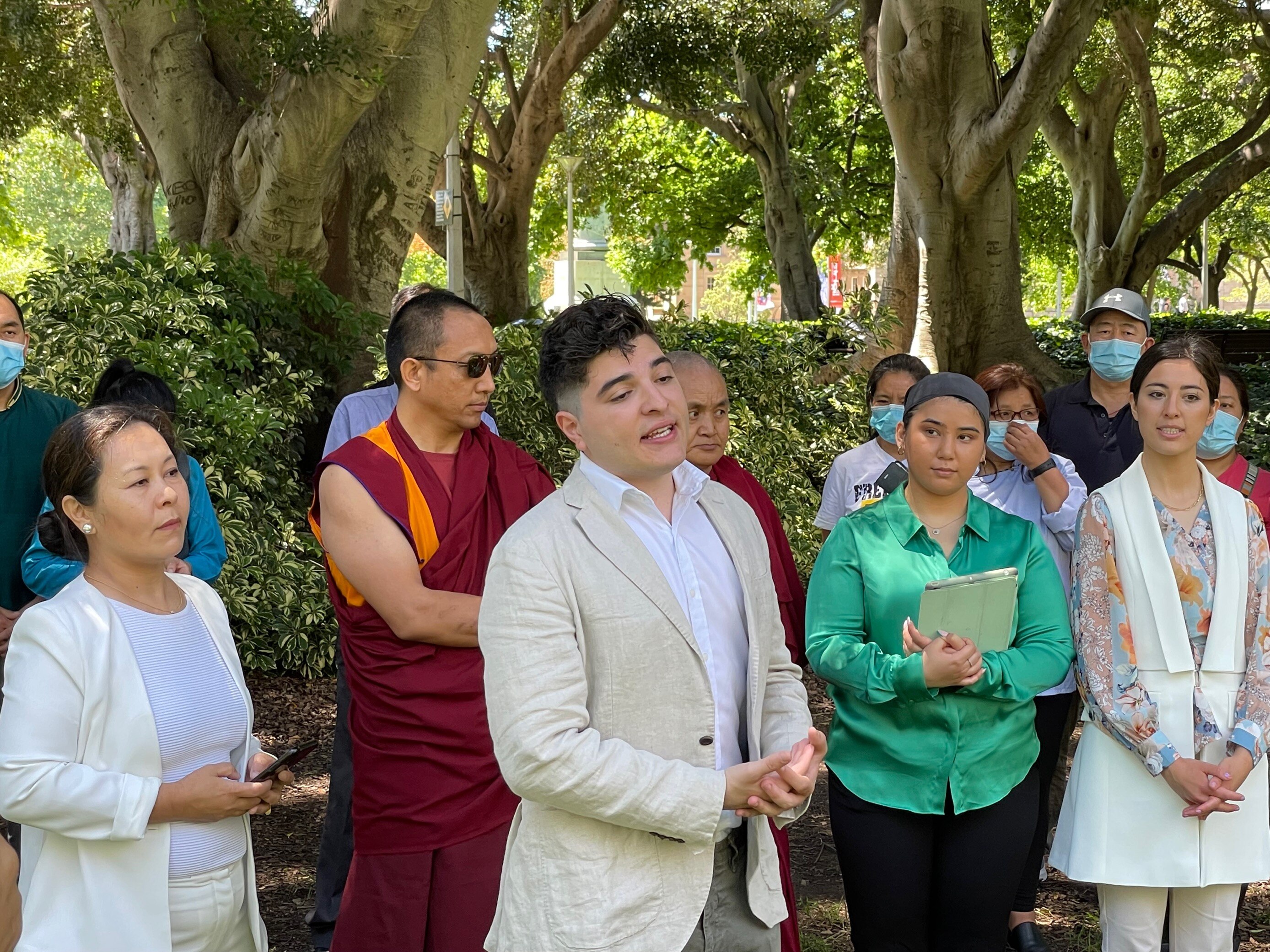 一名男子在户外发表演讲。