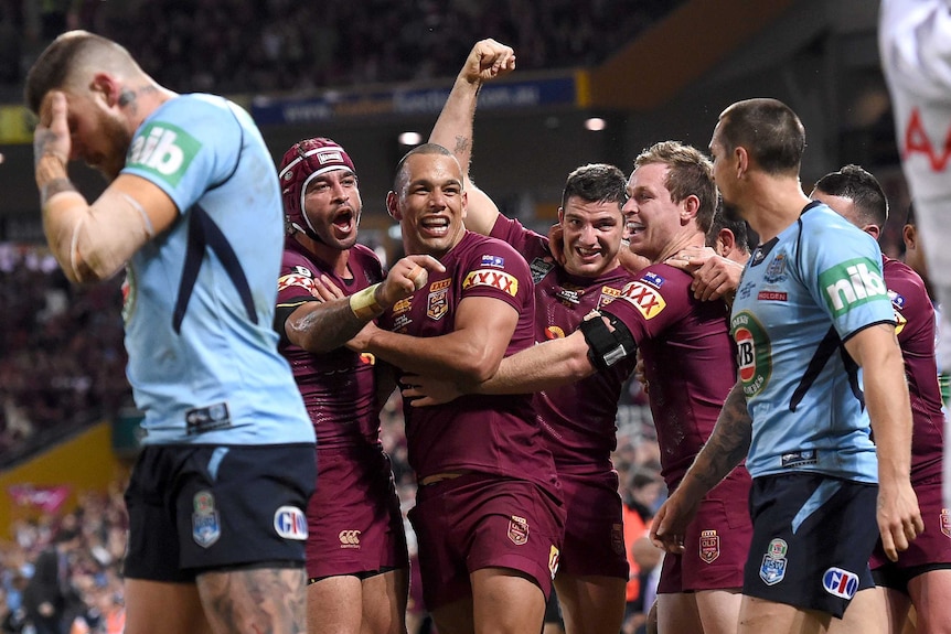 Johnathan Thurston and the Maroons react towards Mitchell Pearce (R) during the 2015 series.