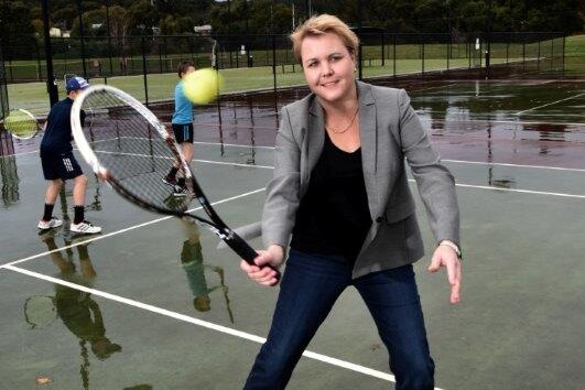 Une femme jouant au tennis.