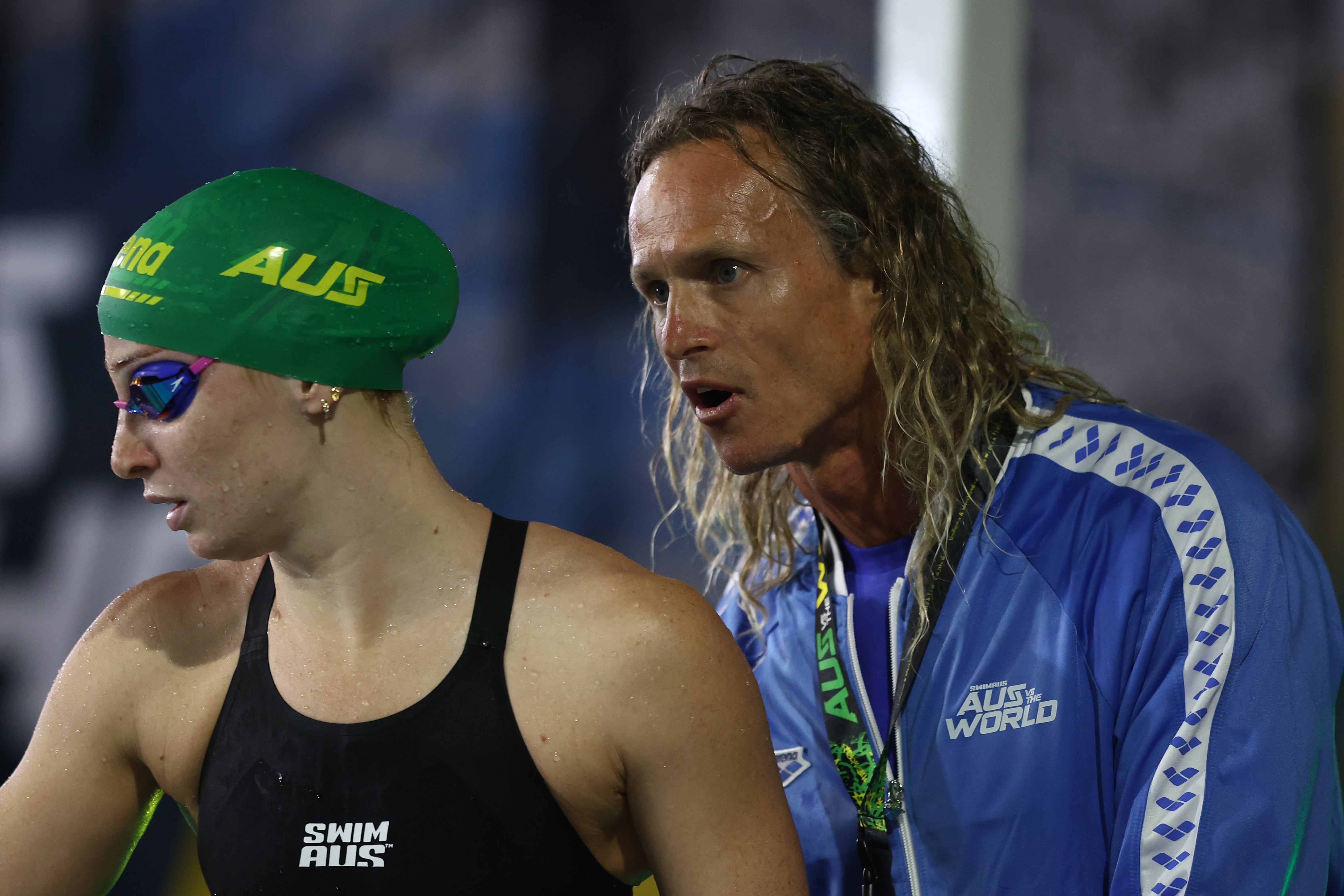 Dean Boxall espera atrás de Mollie O'Callaghan