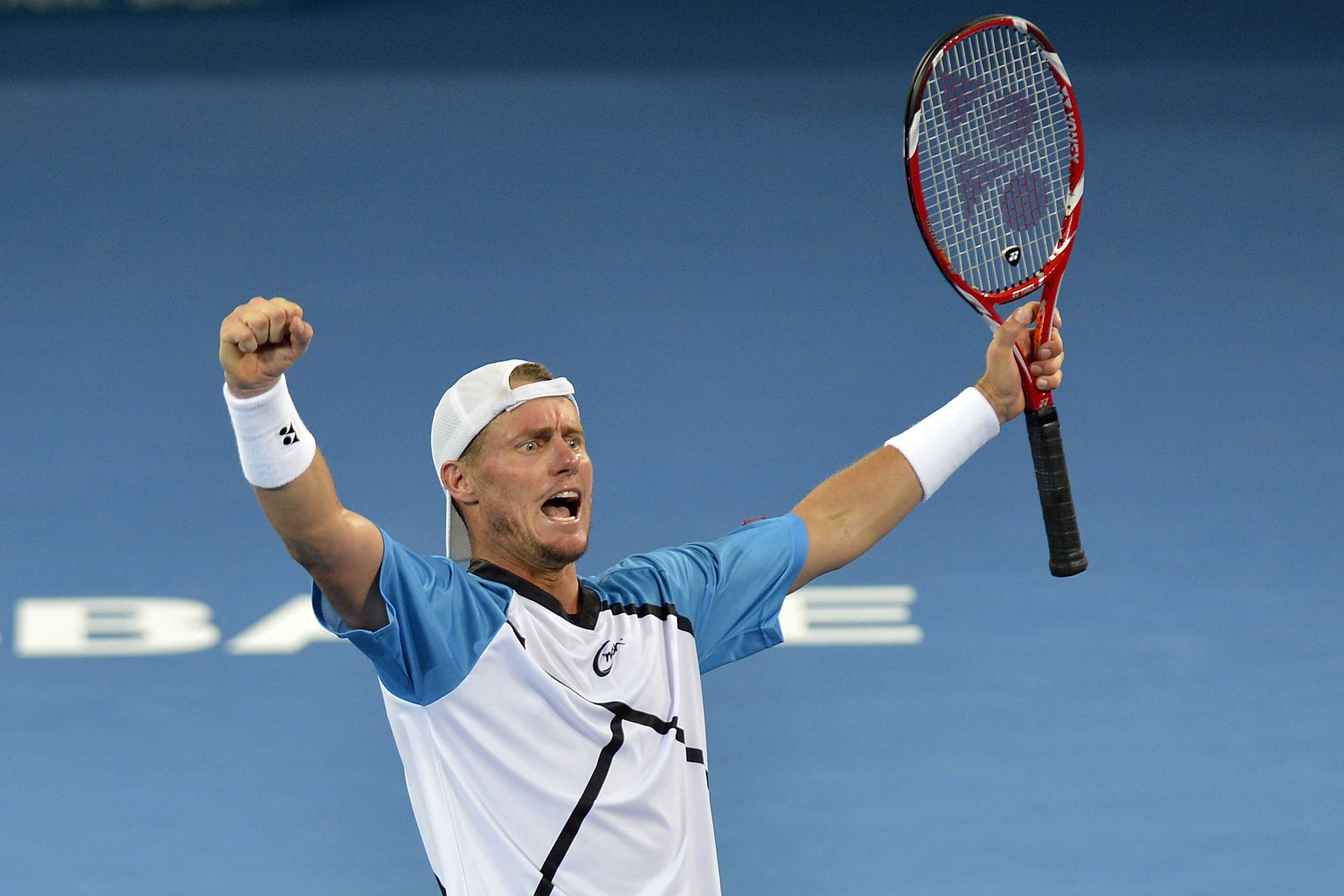 Lleyton Hewitt beats Roger Federer 6-1, 4-6, 6-3 to win Brisbane
