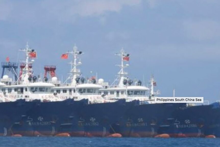 这些船是据信是由中国军事训练过的人员驾驶的渔船。