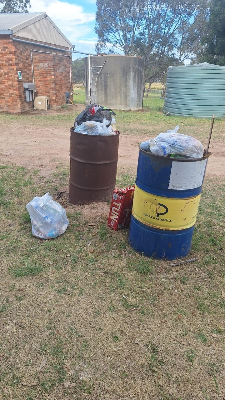 Lixo empilhado em contêineres