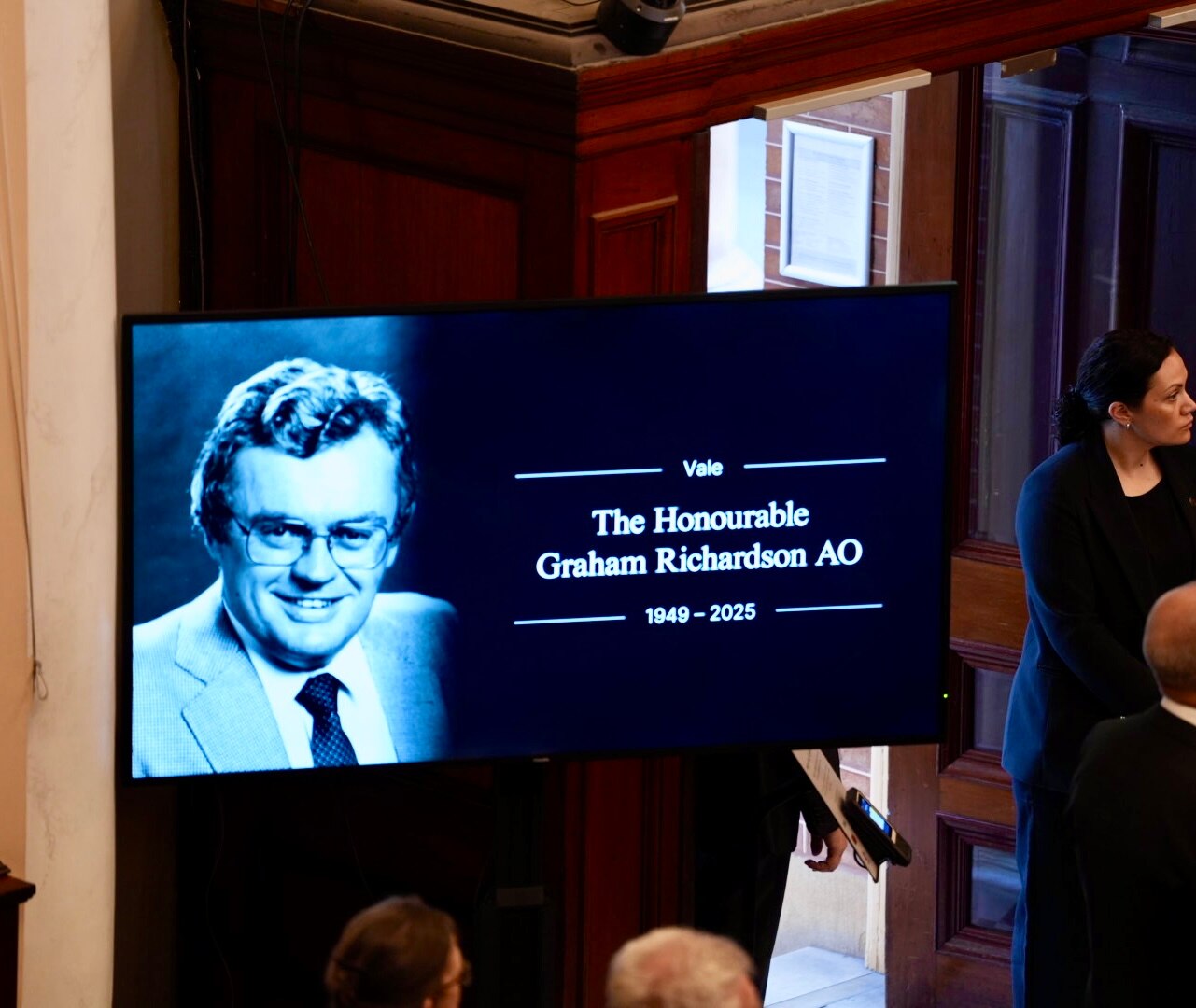 Una pantalla de televisión que muestra una fotografía antigua de Graham Richardson.