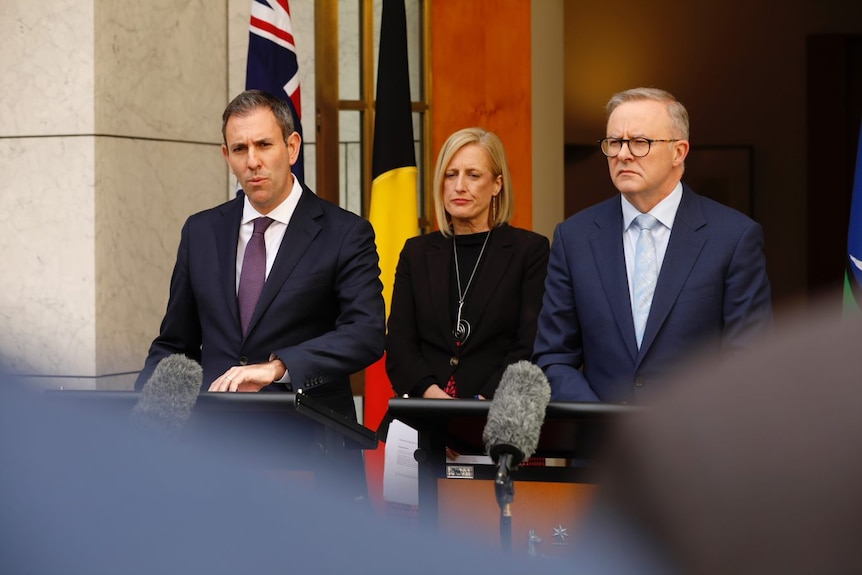 El tesorero Jim Chalmers, la ministra de Finanzas Katy Gallagher y el primer ministro Anthony Albanese en el patio de la Casa del Parlamento