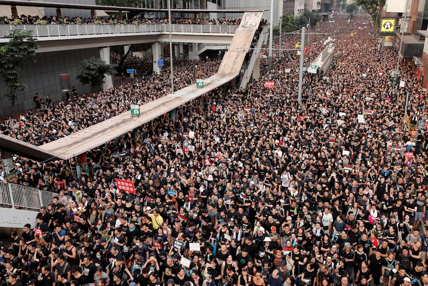 Un'inquadratura dall'alto di un mare di persone in una strada che protesta contro un disegno di legge di estradizione a Hong Kong nel 2019.