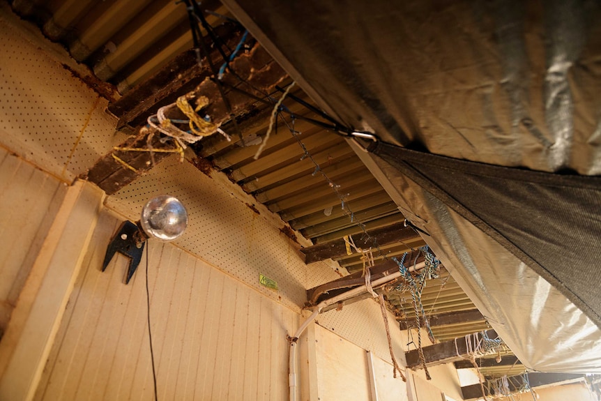 A house in Birritjimi community showing the roof tied up with ropes.