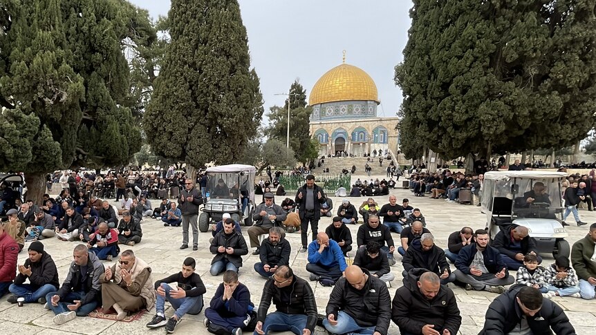 palestinians praying outside al aqsa mosque 