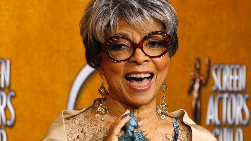 Ruby Dee holds her SAG award