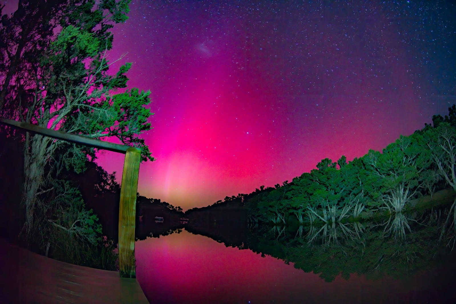 Aurora chasers hit the road as WA activity slows