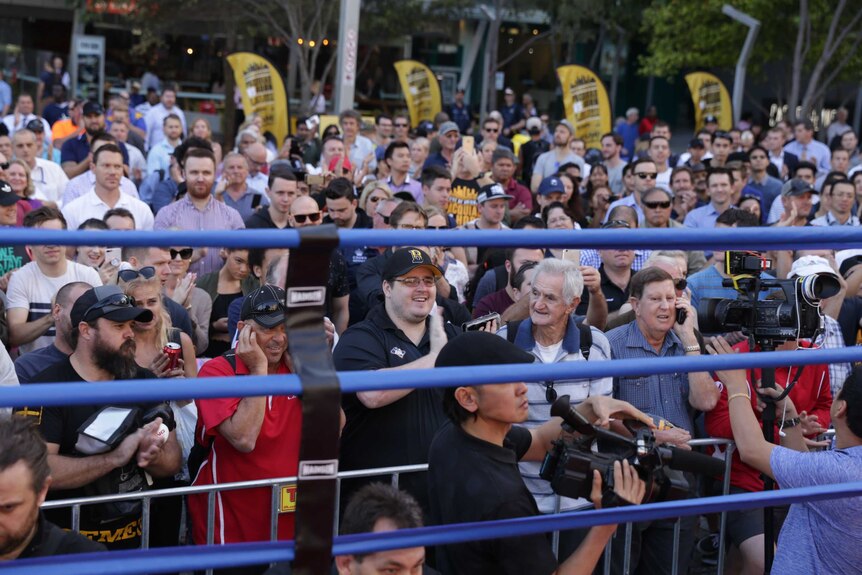 Crowd watches on as Jeff Horn trains