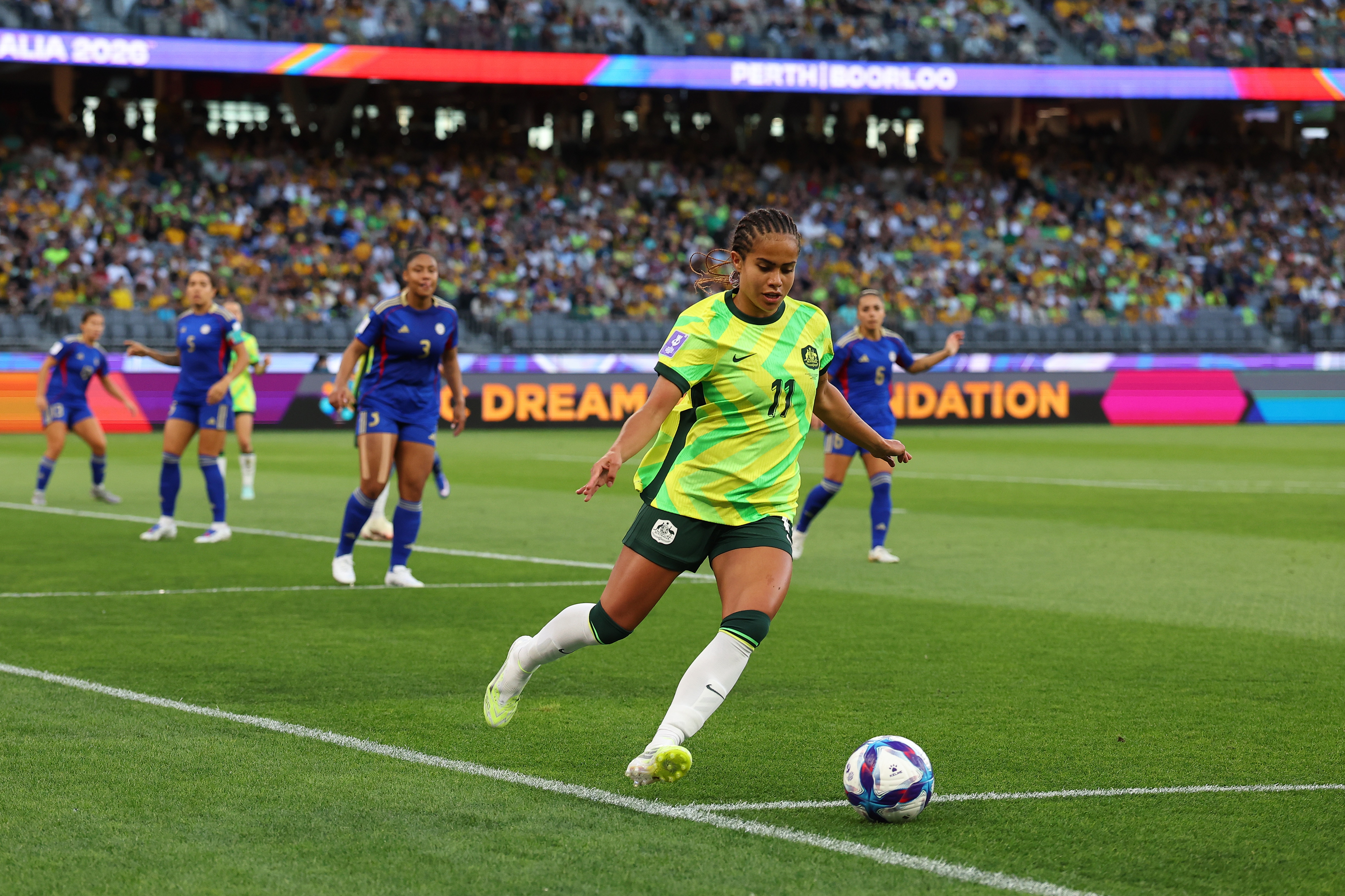 A atacante do Matildas, Mary Fowler, corre com a bola durante um jogo