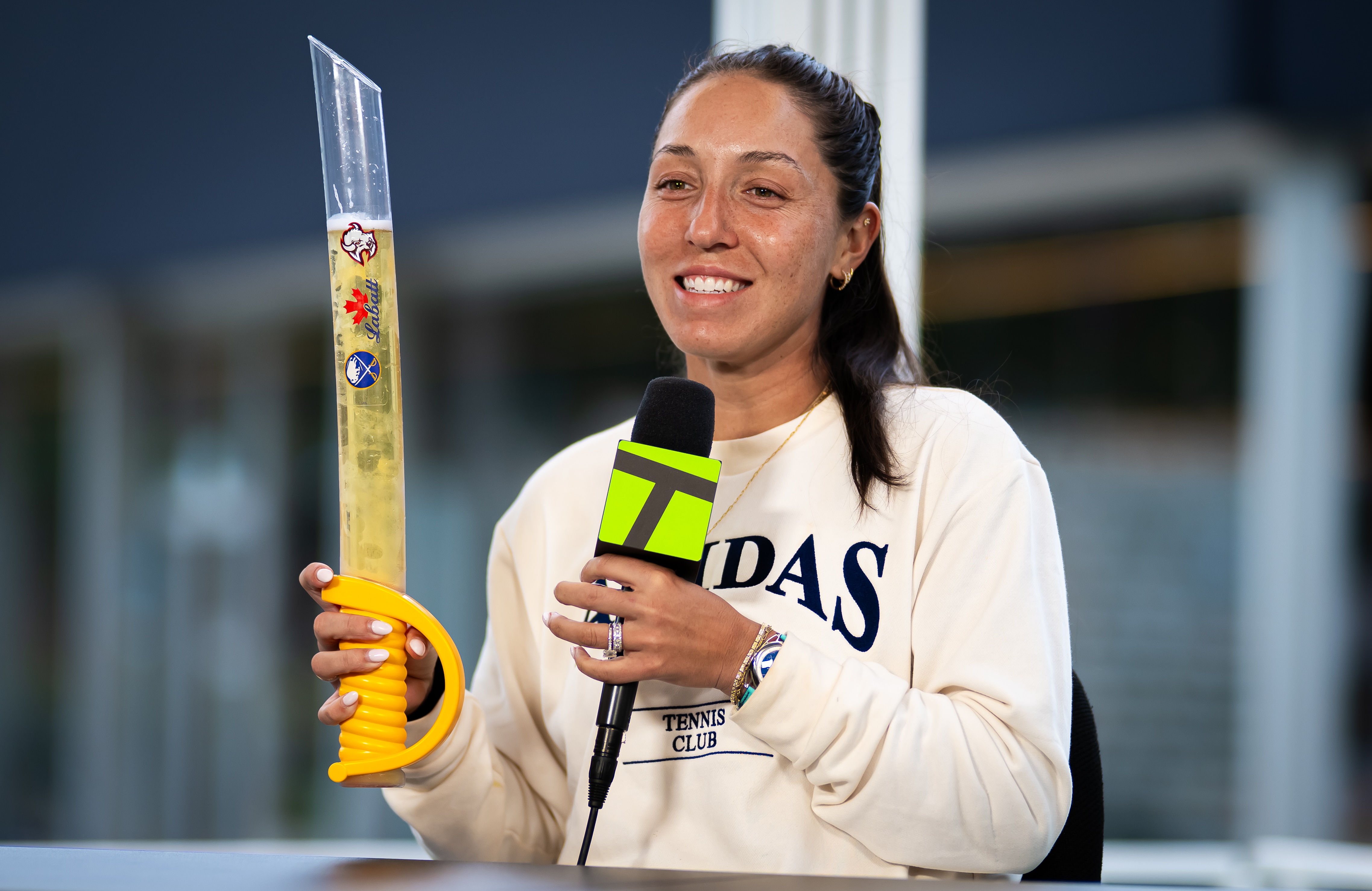 Jessica Pegula segura uma bebida Sabres