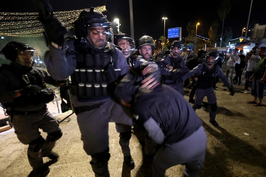 Israeli police scuffle