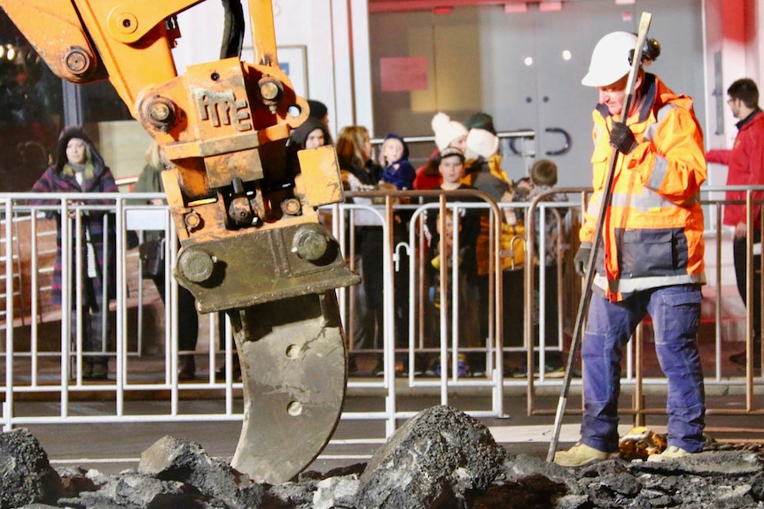 Workers dig up Macquarie Street