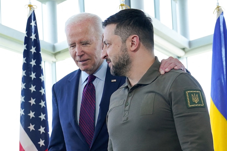 Joe Biden putting an arm around Volodymyr Zelenskyy