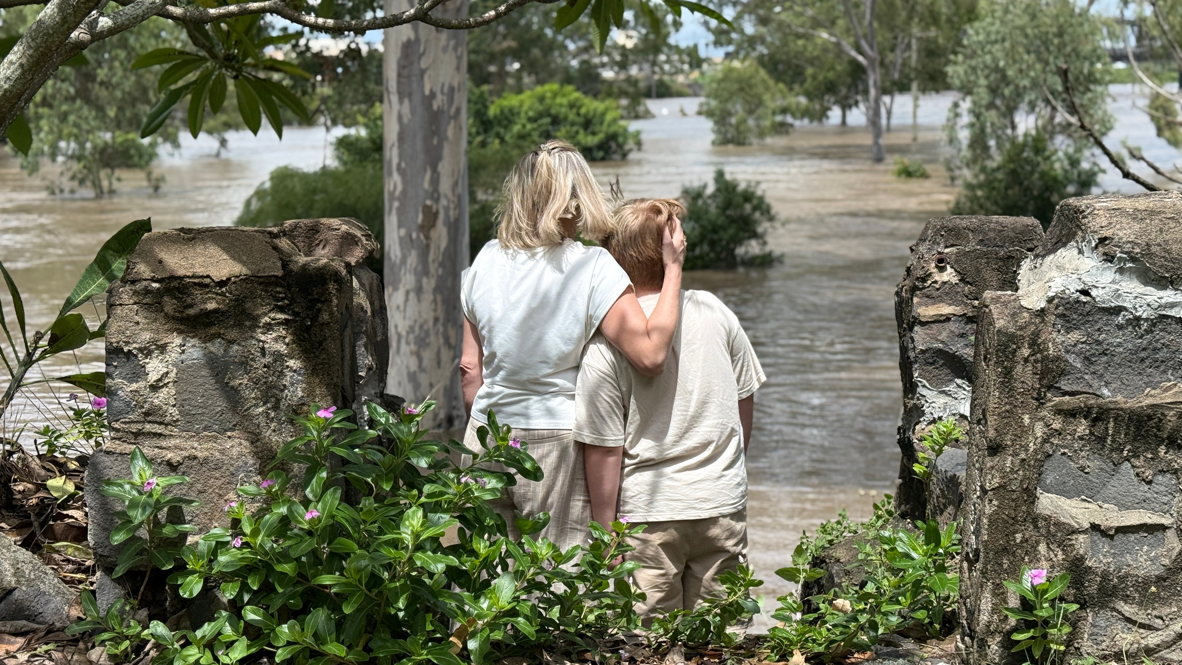 Bundaberg residents evacuate as major flood inundates homes