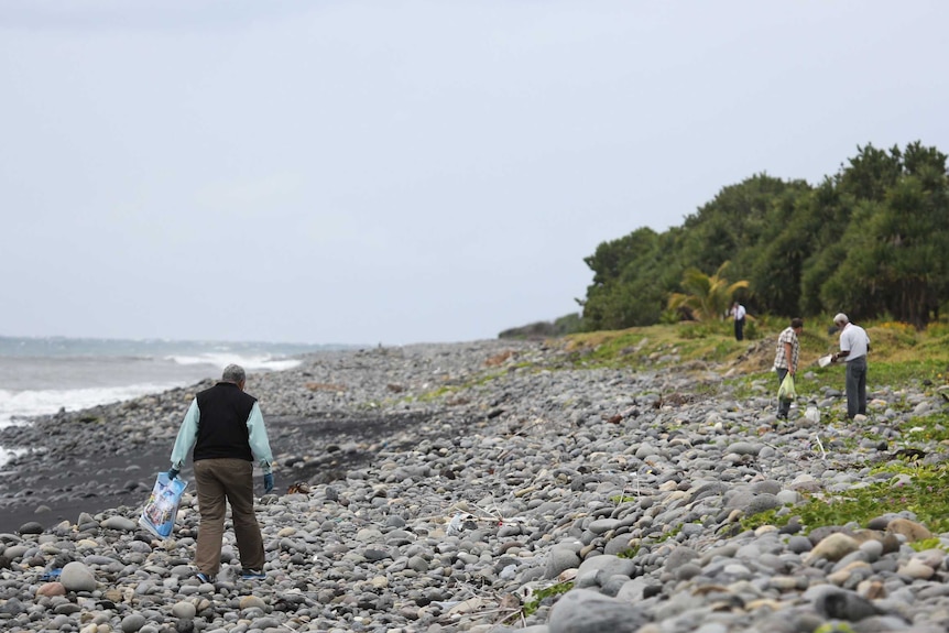 Search for debris on La Reunion