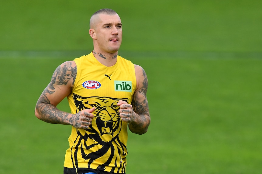 Dustin Martin oblizuje usta i wystawia język podczas treningu