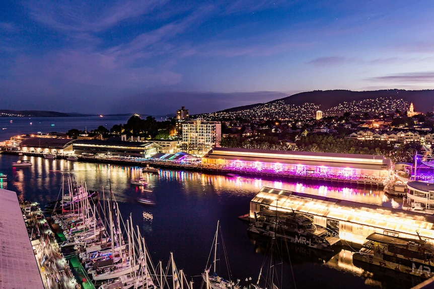 Luces en el paseo marítimo de Hobart en Nochevieja