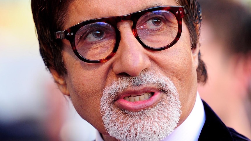 Amitabh Bachchan arrives at a premiere