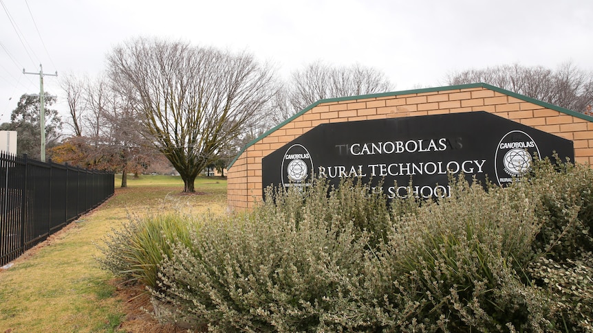 A sign at the front of a school that says Canobolas Rural Technology High School