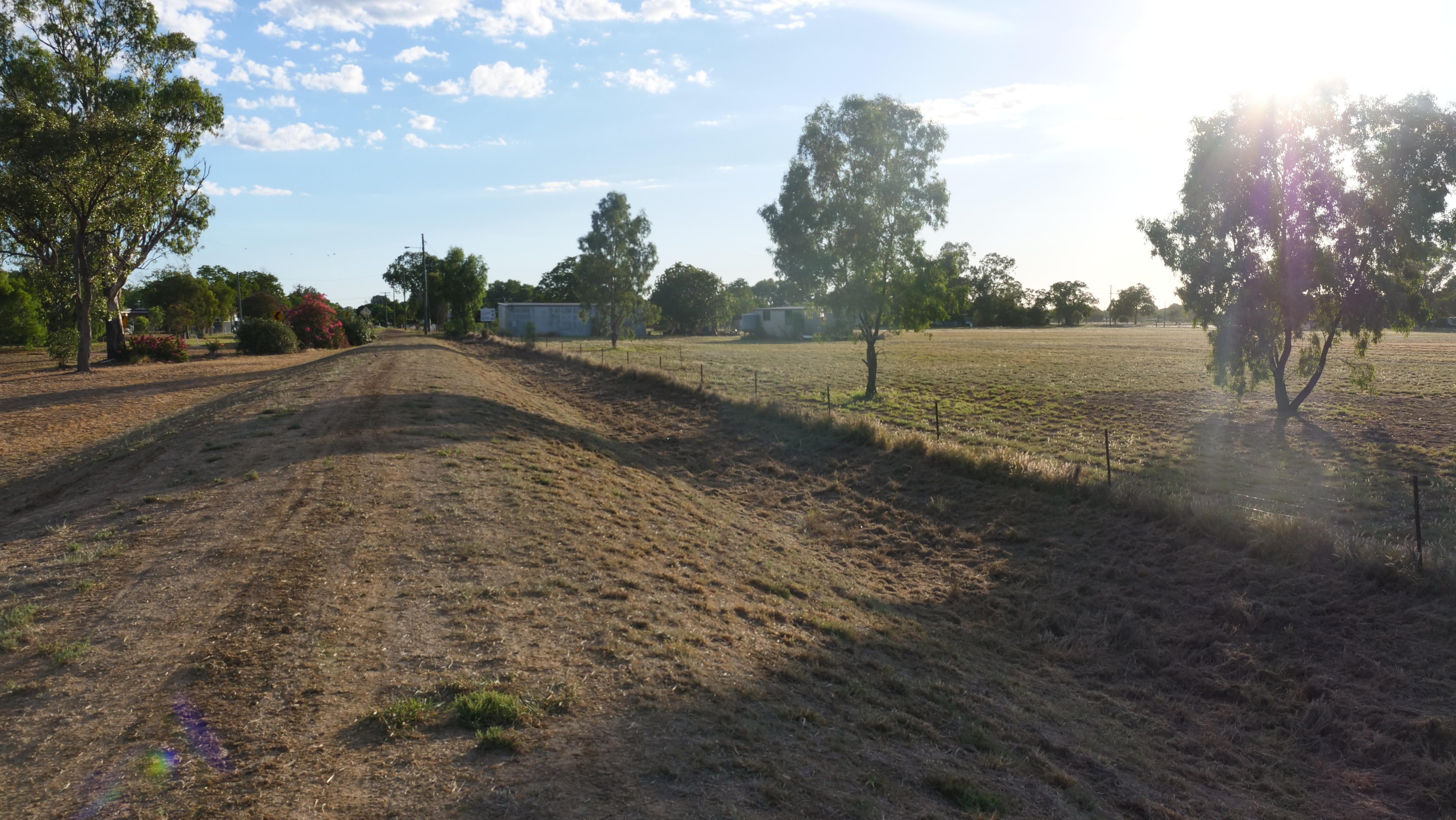 Toma gran angular de un dique junto a campos de hierba