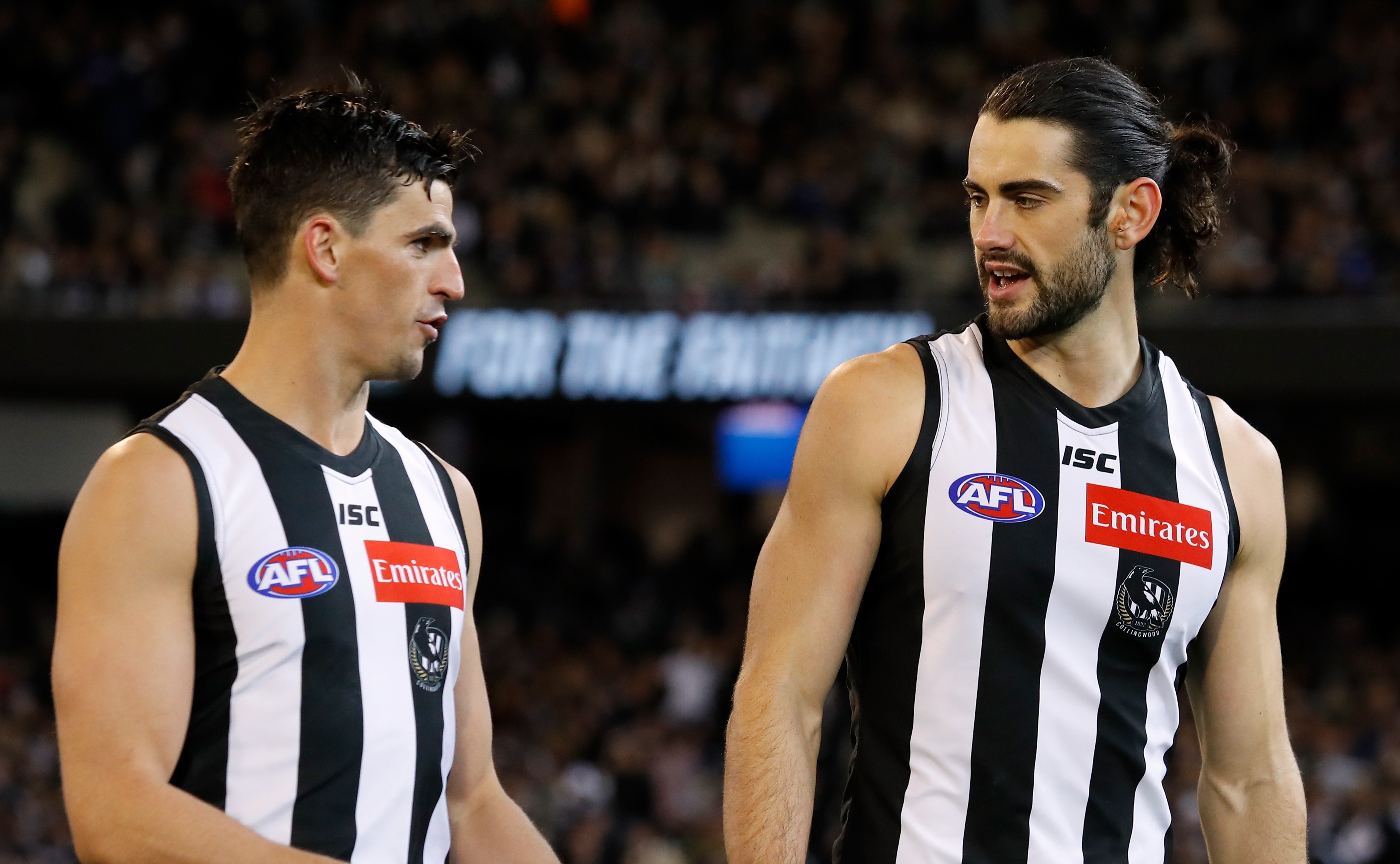 Scott Pendlebury e Brodie Grundy conversam durante uma partida