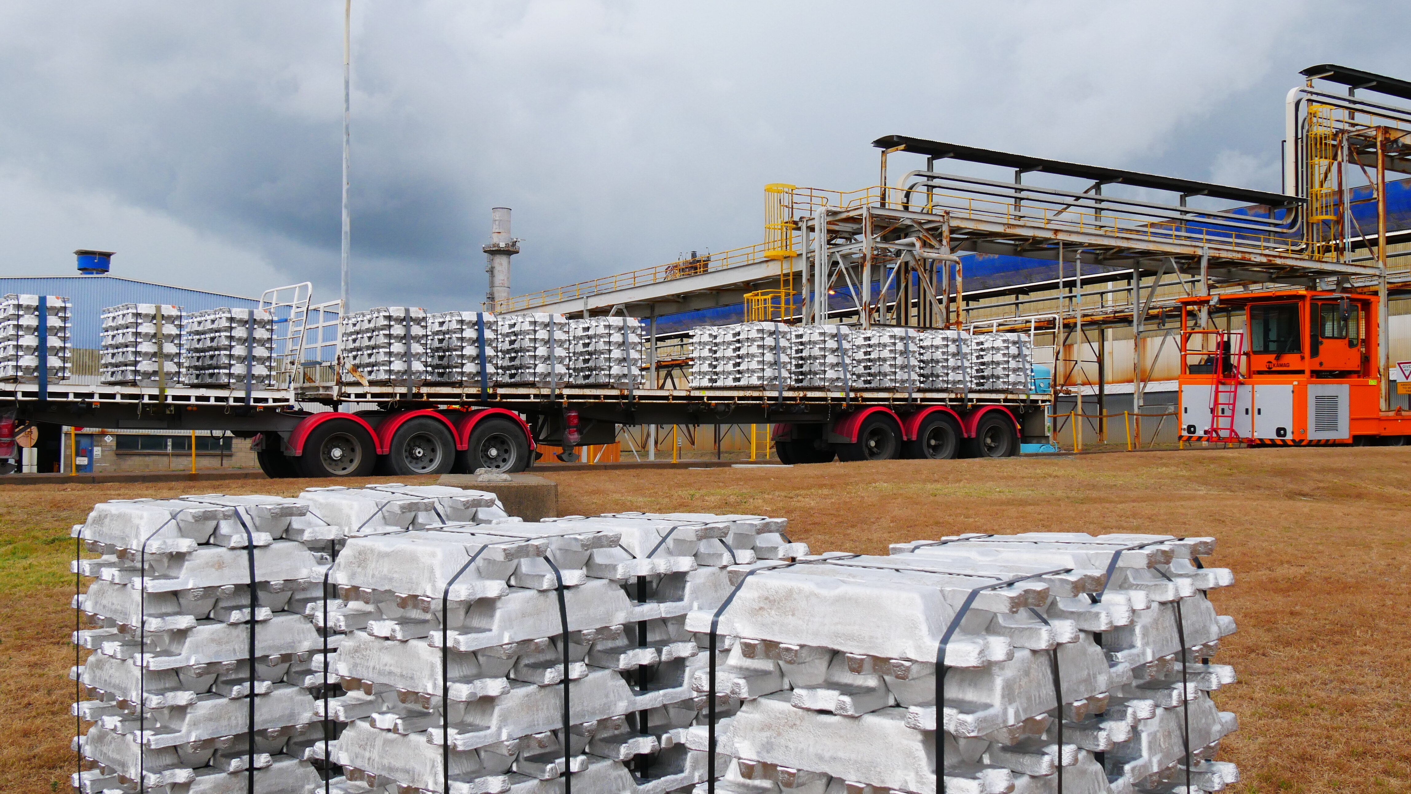 Aluminio en la parte trasera de un camión.