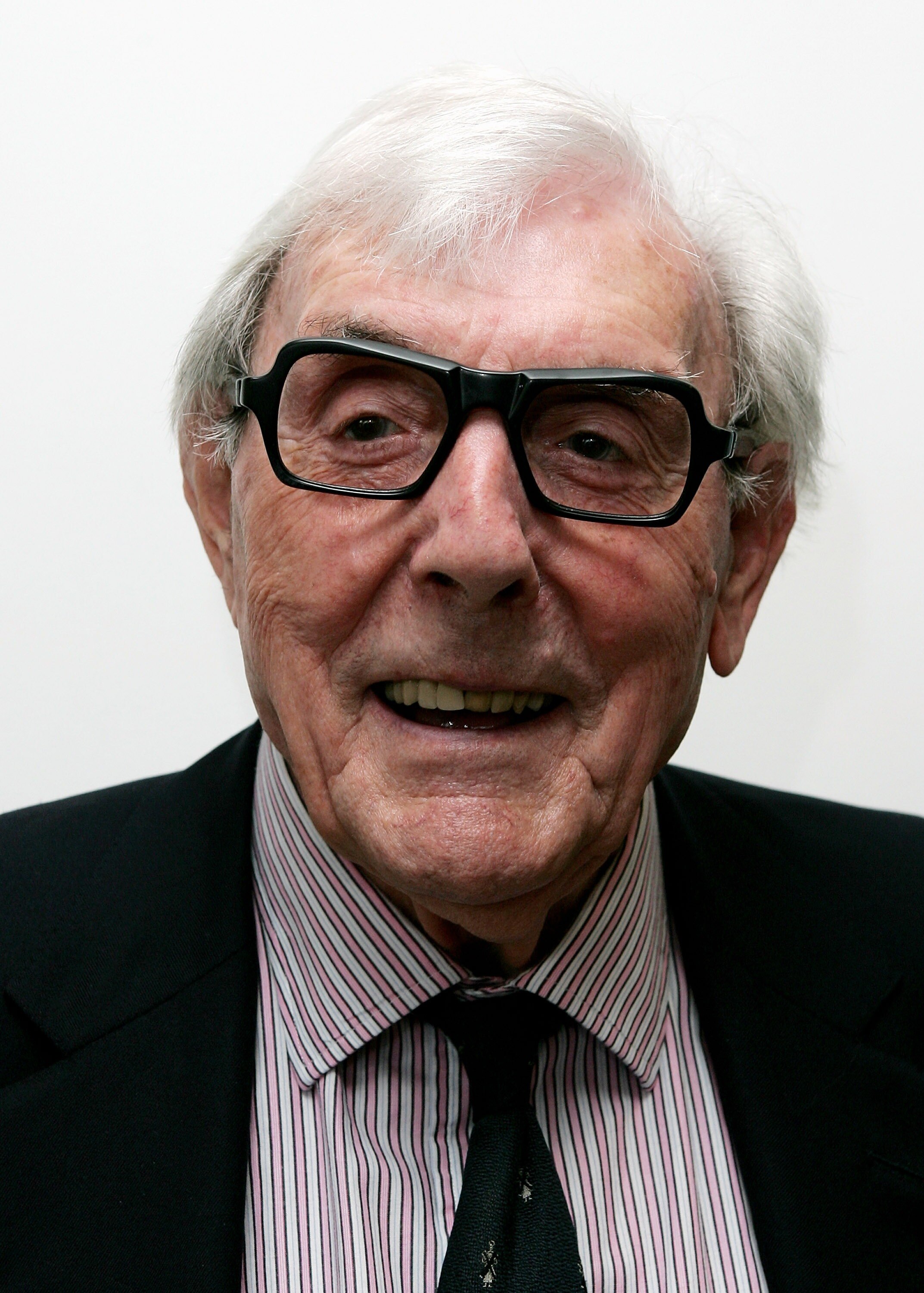 Comic actor Eric Sykes dies aged 89 ABC News