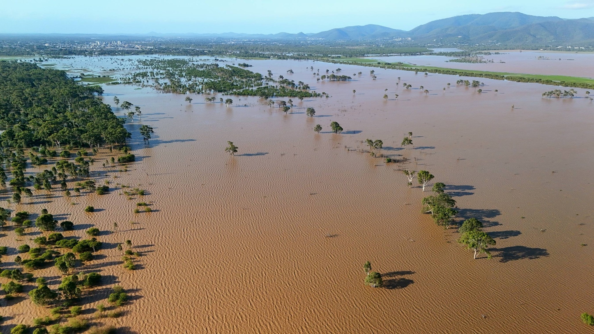 Vista aérea del agua marrón sobre el paisaje