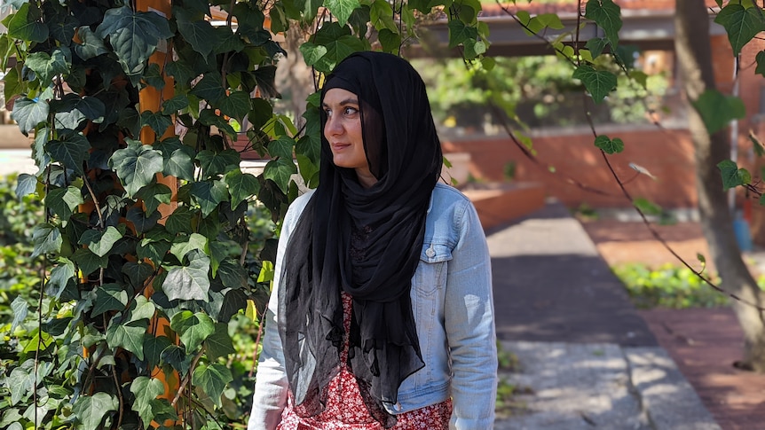 A portrait of Anam Irshad surrounded by greenery at Curtin University. 
